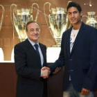 El joven Varane con el presidente blanco Florentino Pérez.