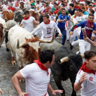 Un momento del tercer encierro de San Fermín, con toros de José Escolar.