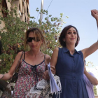 Juana Rivas (d), acompañada de su hermana Isabel (i), a la salida de los juzgados de La Caleta de Granada el pasado martes.