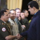Nicolás Maduro saluda al nuevo ministro de Interior, Gustavo González, uno de los funcionarios sancionados por Washington, este lunes, en Caracas.