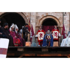 Los representantes de las ciudades, el clero, la nobleza y el rey durante la representación de las Cortes de 1188, ayer en el claustro de San Isidoro
