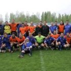 Los dos equipos finalistas posan con el árbitro Rafa Guerrero