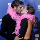 Los protagonistas de 'No culpes al karma...', Alex García y Alba Galocha.