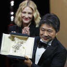 Hirozaku Koreeda, con Cate Blanchett, presidenta del jurado, en Cannes.