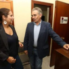 Helena Castellanos y Santiago Rodríguez, ayer en la sede del PSOE en Ponferrada.
