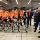 Voluntarios de Protección Civil, con el alcalde de Ponferrada, recepcionando las bicicletas.
