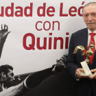 En la imagen de arriba en el homenaje que se tributó a Quini en León. A la izquierda con Antonio Silván y a la derecha con Alfonso García.