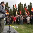 Un momento del acto celebrado ayer en el cementerio de León