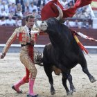 El diestro leonés Damián Castaño da un pase de muleta a su primer novillo.