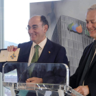 Ignacio Galán muestra el distintivo recibido como Comendador.