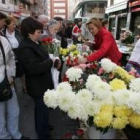 Cientos de personas se aglutinaron ayer en el Mercado de Abastos de Ponferrada en busca de flores