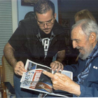 Fidel Castro, junto al dirigente estudiantil Randy Perdomo, en una imagen tomada el 23 de enero en La Habana.