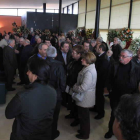 La sala del tanatorio se llenó de gente y de coronas de flores, una del presidente del Senado.