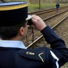 Gendarmes franceses partrullan a pie la líneas férreas de Francia