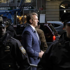 El senador estadounidense Jeff Flake habla con los medios ante la CNN en Nueva York. PETER FOLEY