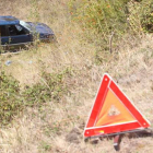 El conductor perdió el control del vehículo y se precipitó por el talud de la imagen.