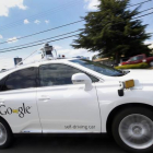 El coche sin conductor Lexus de Google, circulando por las calles de Mountain View (California).