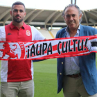 Ander Vitoria, a la izquierda, durante la presentación efectuada ayer como jugador de la Cultural y Deportiva Leonesa. CYDL