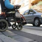 Una persona con discapacidad cruza una calle en León