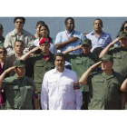 Maduro (centro), junto a la cúpula del Ejército, asiste a una ceremonia en el patio de la Academia Militar en Caracas, este lunes.