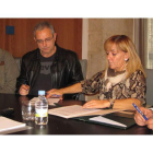Olano y Carrasco, en el centro, firmando el convenio.