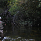 Un pescador en uno de los ríos de León. La pesca sin muerte ha abierto la polémica.