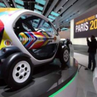 El coche eléctrico Twizy, expuesto ayer en París.