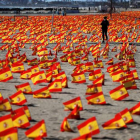 La playa de La Patacona del municipio valenciano de Alboraya ha amanecido este domingo con 53.000 banderas de España. MANUEL BRUQUE