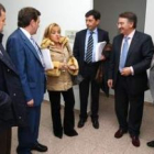 Isabel Carrasco, ayer en la sede del PP con Velasco, Luis Miguel González, Jaime González y Eduardo