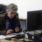 Una mujer en un curso de manejo de las TIC. FERNANDO OTERO