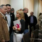 La presidenta de la Diputación se reunió ayer con los alcaldes afectados por el trazado eléctrico