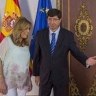 La socialista Susana Díaz y el líder de Ciudadanos en Andalucía, Juan Marín, tras rubricar el pacto que garantiza la investidura.