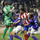 El centrocampista Carlos Pita, rodeado de rivales en el partido ante el Guadalajara.