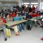 Un grupo de secundaria escuchan a la profesora durante una clase en un centro gallego