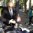 Gómez Bermúdez llega en su moto a la Audiencia para interrogar al grapo berciano Teijelo.