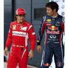 El australiano de Red Bull, Webber, mira preocupado a Alonso.