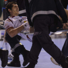 Ángel Montoro en el momento de ser retirado en camilla tras su lesión de rodilla.