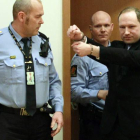 El ultraderechista noruego Breivik llega a la sala en la Corte de Oslo.