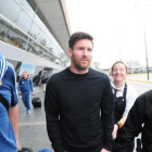Messi llega a Rosario, su ciudad natal, tras la lesión que padeció ante Honduras.