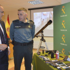 El subdelegado del Gobierno y el teniente coronel de la Guardia Civil con lo incautado.