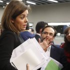La vicepresidenta Sáenz de Santamaría conversa con los periodistas.