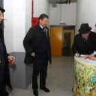 Domingo Cueto y Antonio García de Celis, con Carlos Emperador en el centro, antes de entrar a una ju