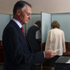 El presidente portugués, Cavaco Silva, emite su voto en un colegio electoral de Lisboa.