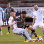 El culturalista Diego Peláez controla el balón rodeado de contrarios en un lance del encuentro disputado en San Lázaro.