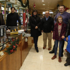 Luis Alberto Pérez, con su familia, al lado de los concejales Gallego y Del Río y de los dependientes de Tomás Tejedor.