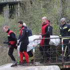 Los bomberos portan el cadáver del adolescente en la pasarela desde la que se lanzó. L. DE LA MATA