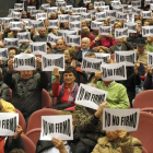Los afectados llevaron ayer en la asamblea carteles negándose a firmar el canje.