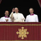 El papa Francisco imparte su bendición 'Urbi et Orbi' desde el balcón de la Basílica de san Pedro del Vaticano, esta Navidad