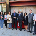 El alcalde de León, acompañado del presidente de Cruz Roja y los integrantes de la mesa petitoria.