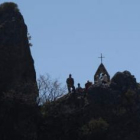 La ermita de Valdorria, arriba en la peña, y el pueblo en una peregrinación. En la foto pequeña, la